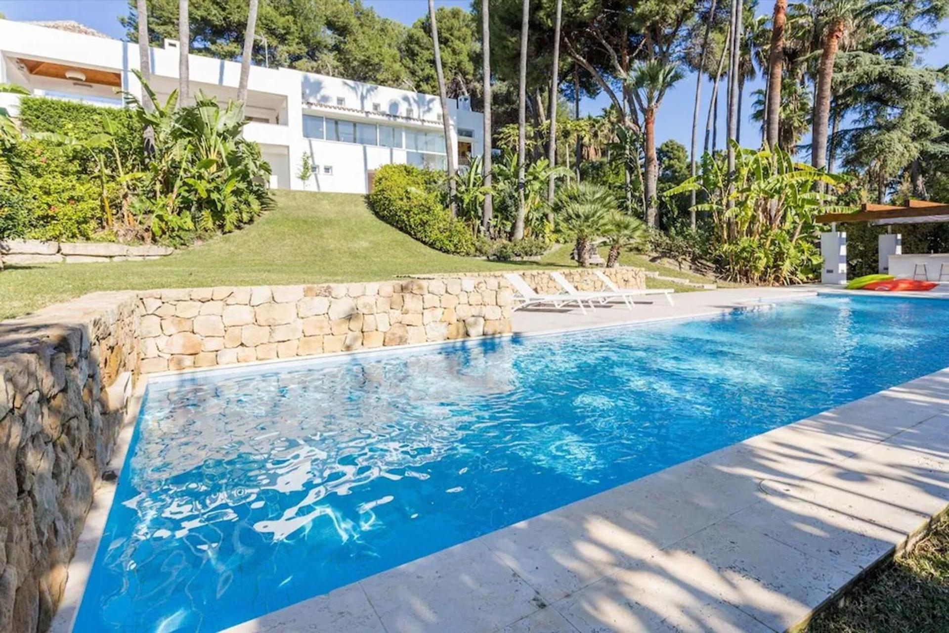 Magnificent Recently Built Pax 12 Sea View Golden Mile Villa